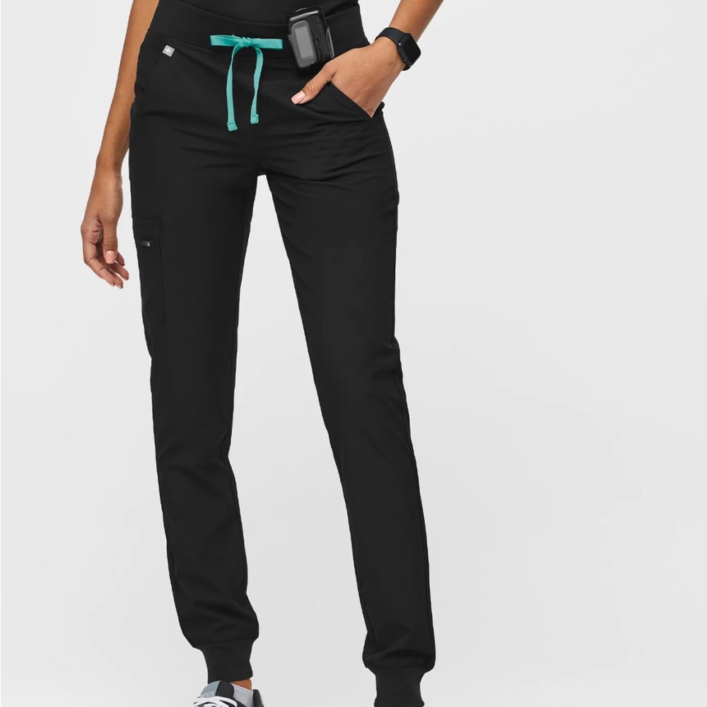Black Zamora™ FREEX™M
-
Petite Jogger Scrub